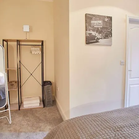 Host & - The Funky Robin