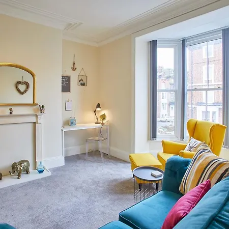 Host & - The Funky Robin Daire