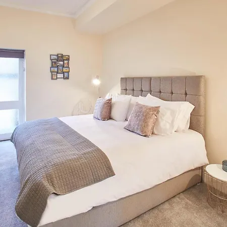 Host & - The Funky Robin * Whitby