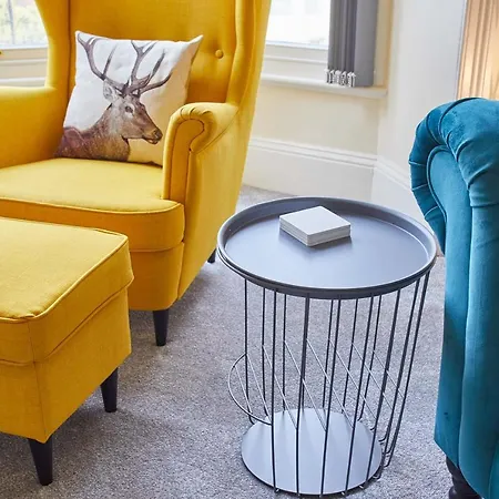 Host & - The Funky Robin