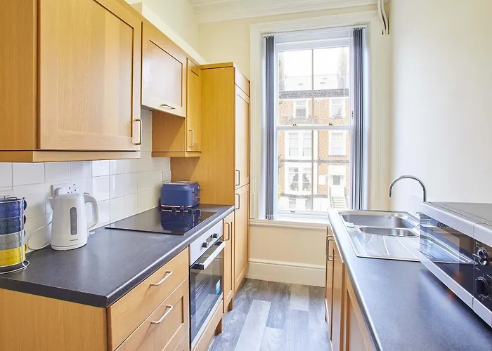 Host & - The Funky Robin ウィットビー