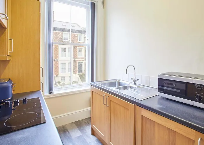 Host & - The Funky Robin * ウィットビー