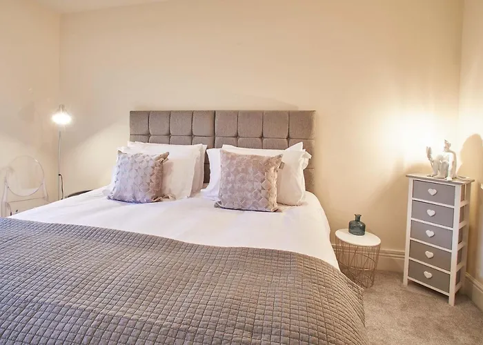 Host & - The Funky Robin アパート *